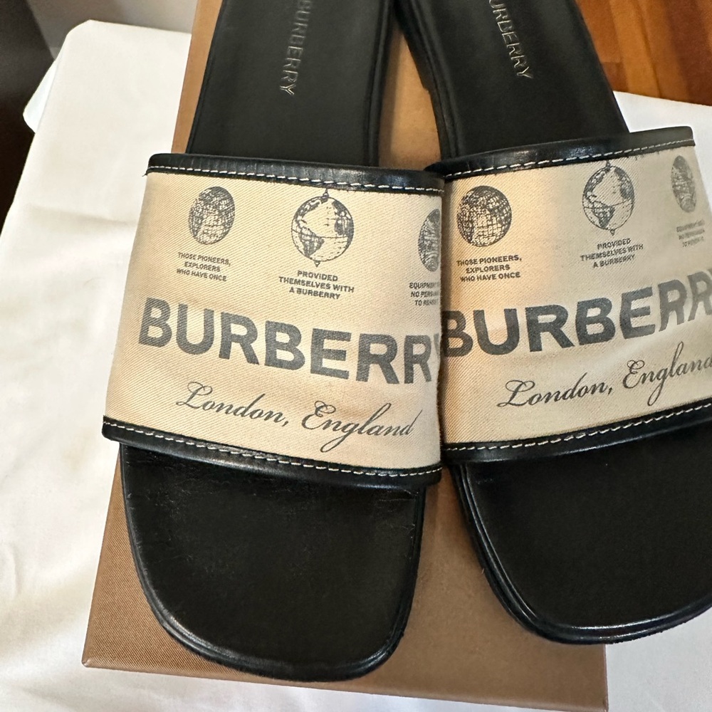 🌸CLOSET BLOWOUT🌸🌸 Burberry Black and Beige Slides size 41 - Picture 4 of 11